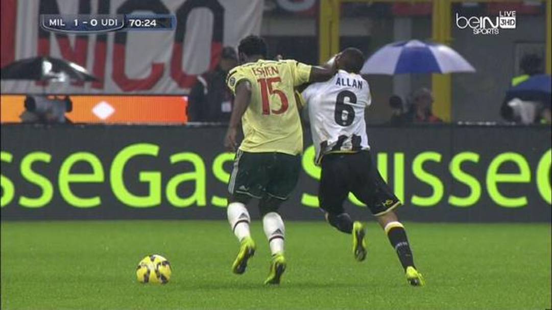 Al 26&#39; espulso anche Essien: il secondo giallo arriva per questa manata ad Allan con il ghanese in possesso del pallone. Twitter